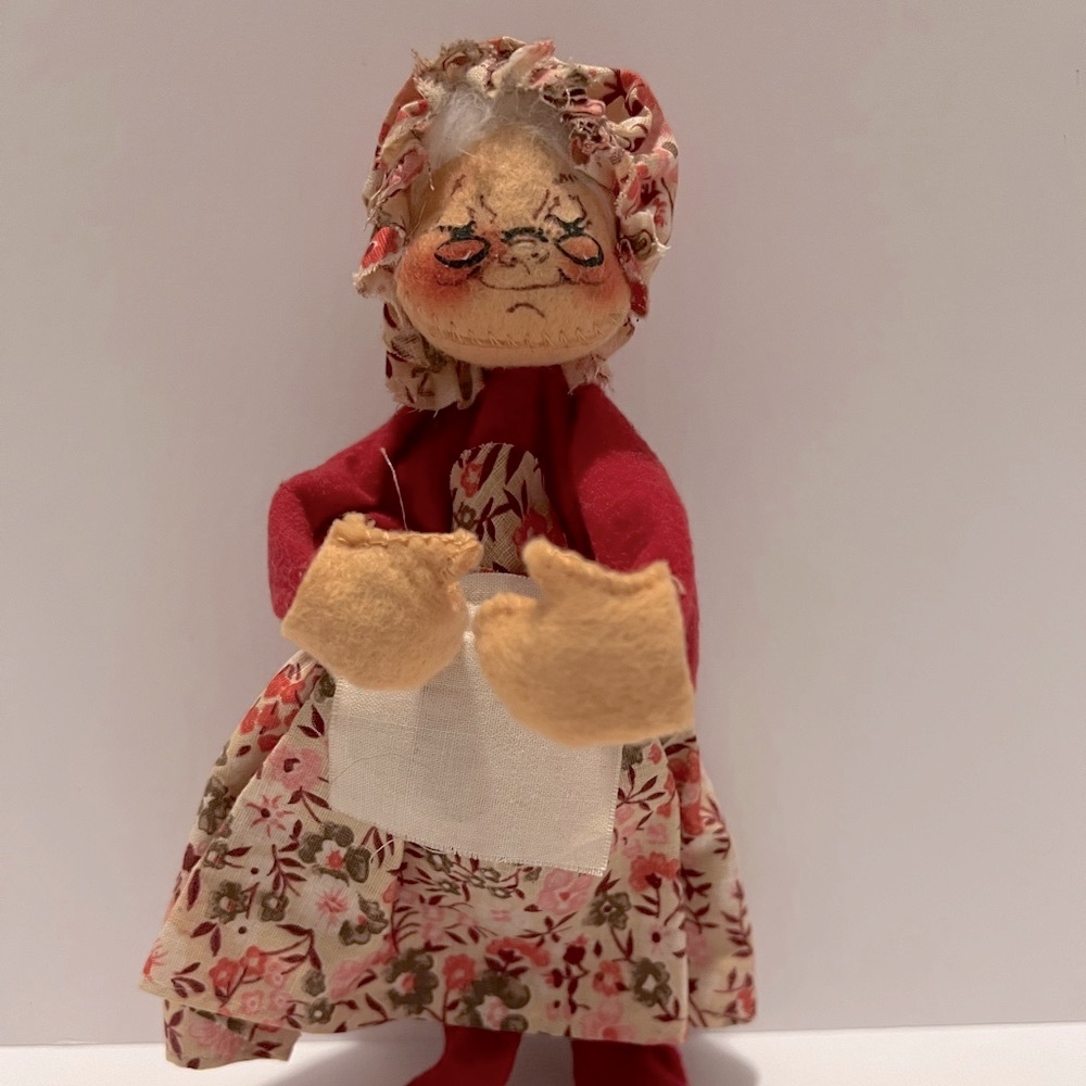 Vtg Annalee Mobilitee doll Mrs Claus Posable In Floral apron w/ tag made in USA